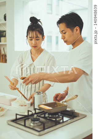 一緒にお弁当を作る節約カップル 一緒にお弁当を作る節約カップル 140948639