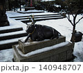 雪の中の撫で牛像 140948707