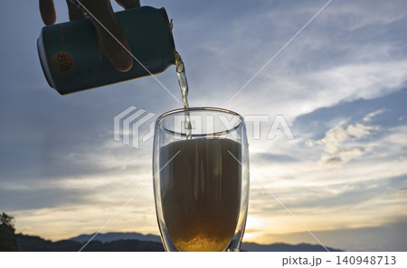 夕暮れに乾杯、心ほどける黄金のひと時 140948713