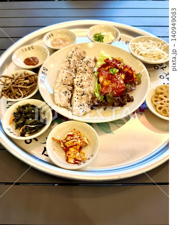 韓国定食とチゲ・ポッサムの豪華セット 韓国定食とチゲ・ポッサムの豪華セット 140949083