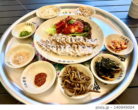 韓国定食とチゲ・ポッサムの豪華セット 韓国定食とチゲ・ポッサムの豪華セット 140949084