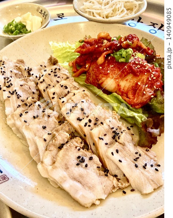 韓国定食とチゲ・ポッサムの豪華セット 140949085