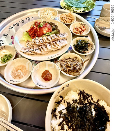韓国定食とチゲ・ポッサムの豪華セット 韓国定食とチゲ・ポッサムの豪華セット 140949099