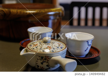旅館のおもてなしで提供される日本茶と茶器 140949482
