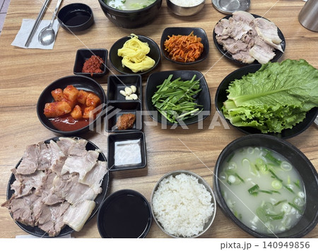 韓国ポッサム定食|ゆで豚・キムチ・スープが並ぶ本格韓国ランチセット 韓国ポッサム定食|ゆで豚・キムチ・スープが並ぶ本格韓国ランチセット 140949856
