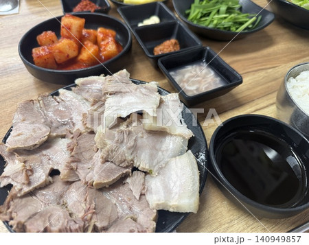韓国ポッサム定食|ゆで豚・キムチ・スープが並ぶ本格韓国ランチセット 韓国ポッサム定食|ゆで豚・キムチ・スープが並ぶ本格韓国ランチセット 140949857