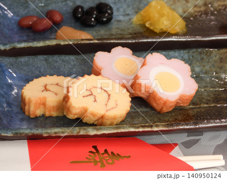 おせち(御節)伊達巻と小桜(かまぼこ) おせち(御節)伊達巻と小桜(かまぼこ) 140950124