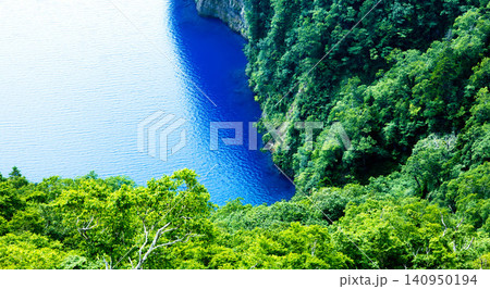 ブルーが鮮やかな夏の北海道弟子屈町阿寒摩周国立公園内にある摩周湖 ブルーが鮮やかな夏の北海道弟子屈町阿寒摩周国立公園内にある摩周湖 140950194