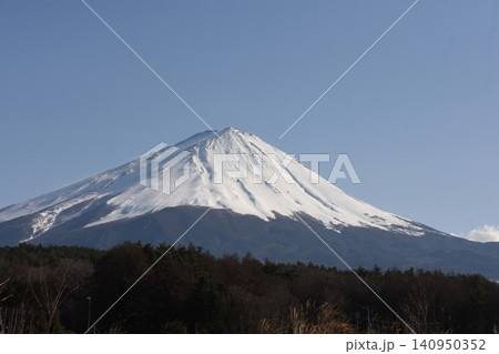 広い青空の下で三峰型山頂で長辺三角形の安定した形でどっしりとそびえたつ純白に冠雪した富士山 広い青空の下で三峰型山頂で長辺三角形の安定した形でどっしりとそびえたつ純白に冠雪した富士山 140950352