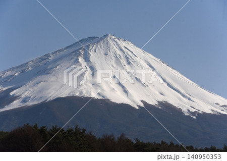 広い青空の下で三峰型山頂で長辺三角形の安定した形でどっしりとそびえたつ純白に冠雪した富士山 広い青空の下で三峰型山頂で長辺三角形の安定した形でどっしりとそびえたつ純白に冠雪した富士山 140950353