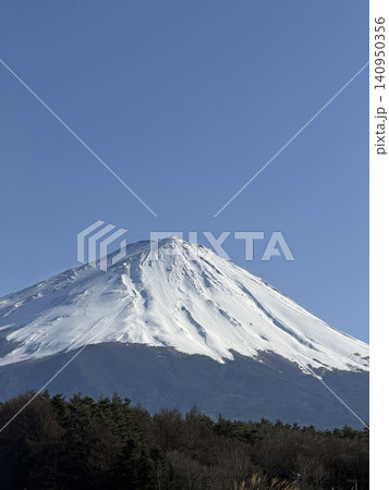 広い青空の下で三峰型山頂のどっしりとそびえたつ純白に冠雪した富士山 広い青空の下で三峰型山頂のどっしりとそびえたつ純白に冠雪した富士山 140950356