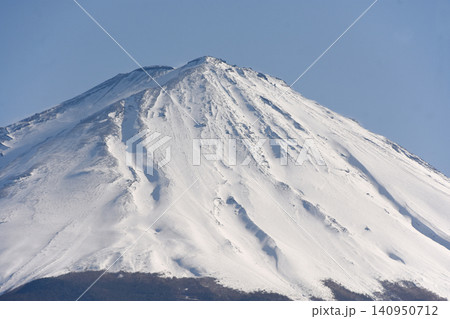 大きく削られた沢が幾筋も流れる急峻な富士山北面の上にそびえる富士山頂と中央に位置する第二峰の白山岳 140950712