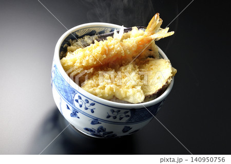 熱々の天丼を黒背景で単品撮影 熱々の天丼を黒背景で単品撮影 140950756