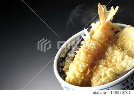 熱々の天丼を黒背景で単品撮影 140950761