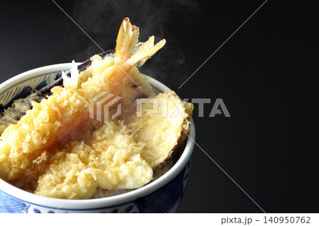 熱々の天丼を黒背景で単品撮影 140950762