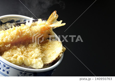 熱々の天丼を黒背景で単品撮影 熱々の天丼を黒背景で単品撮影 140950763