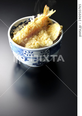 熱々の天丼を黒背景で単品撮影 140950765