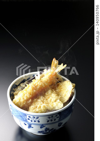 熱々の天丼を黒背景で単品撮影 熱々の天丼を黒背景で単品撮影 140950766