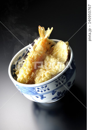 熱々の天丼を黒背景で単品撮影 熱々の天丼を黒背景で単品撮影 140950767