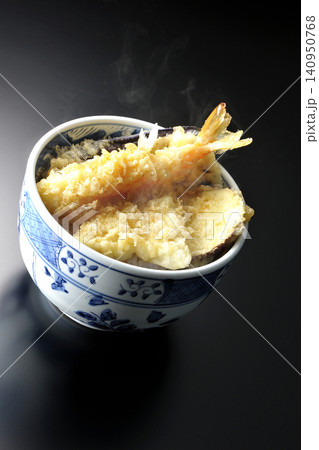 熱々の天丼を黒背景で単品撮影 熱々の天丼を黒背景で単品撮影 140950768