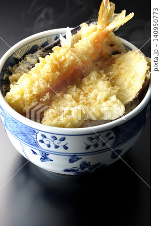 熱々の天丼を黒背景で単品撮影 熱々の天丼を黒背景で単品撮影 140950773