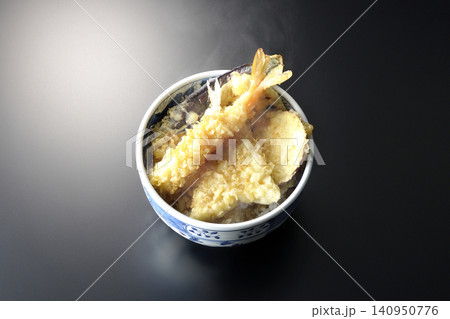 熱々の天丼を黒背景で単品撮影 熱々の天丼を黒背景で単品撮影 140950776