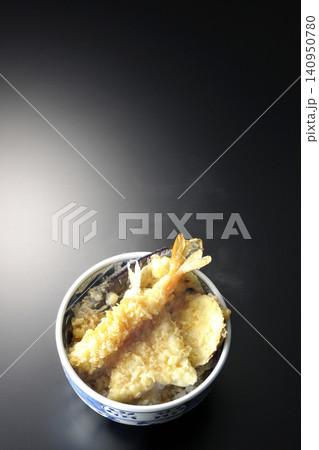 熱々の天丼を黒背景で単品撮影 熱々の天丼を黒背景で単品撮影 140950780