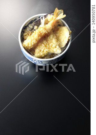 熱々の天丼を黒背景で単品撮影 熱々の天丼を黒背景で単品撮影 140950781