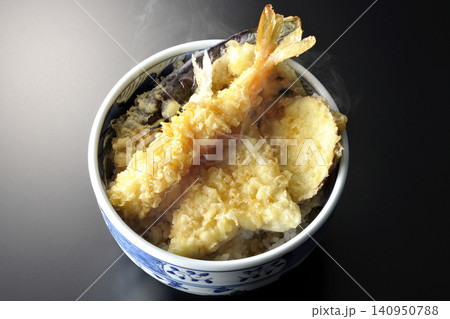 熱々の天丼を黒背景で単品撮影 熱々の天丼を黒背景で単品撮影 140950788