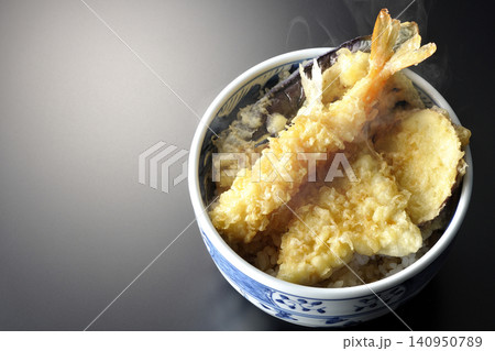 熱々の天丼を黒背景で単品撮影 熱々の天丼を黒背景で単品撮影 140950789