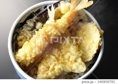 熱々の天丼を黒背景で単品撮影 熱々の天丼を黒背景で単品撮影 140950791