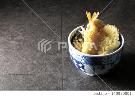 海老、キス、茄子、さつま芋が入っている熱々天丼 海老、キス、茄子、さつま芋が入っている熱々天丼 140950801