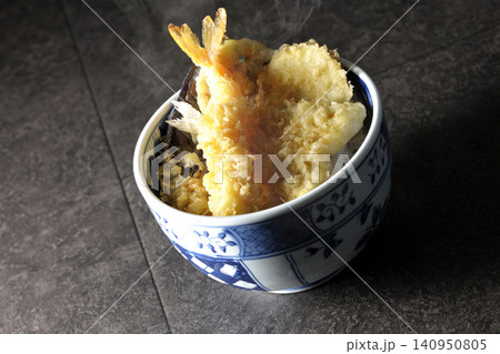 海老、キス、茄子、さつま芋が入っている熱々天丼 海老、キス、茄子、さつま芋が入っている熱々天丼 140950805