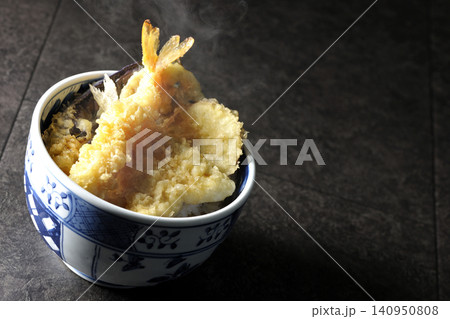 海老、キス、茄子、さつま芋が入っている熱々天丼 海老、キス、茄子、さつま芋が入っている熱々天丼 140950808