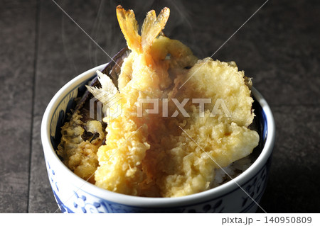 海老、キス、茄子、さつま芋が入っている熱々天丼 海老、キス、茄子、さつま芋が入っている熱々天丼 140950809