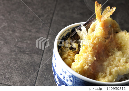 海老、キス、茄子、さつま芋が入っている熱々天丼 140950811