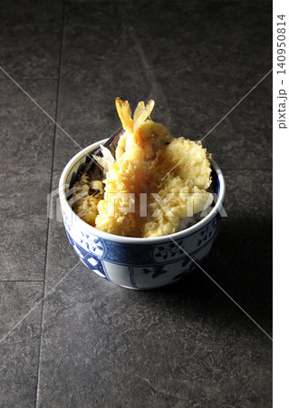 海老、キス、茄子、さつま芋が入っている熱々天丼 海老、キス、茄子、さつま芋が入っている熱々天丼 140950814