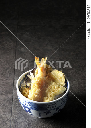 海老、キス、茄子、さつま芋が入っている熱々天丼 海老、キス、茄子、さつま芋が入っている熱々天丼 140950816