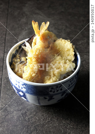 海老、キス、茄子、さつま芋が入っている熱々天丼 海老、キス、茄子、さつま芋が入っている熱々天丼 140950817