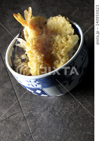 海老、キス、茄子、さつま芋が入っている熱々天丼 海老、キス、茄子、さつま芋が入っている熱々天丼 140950823