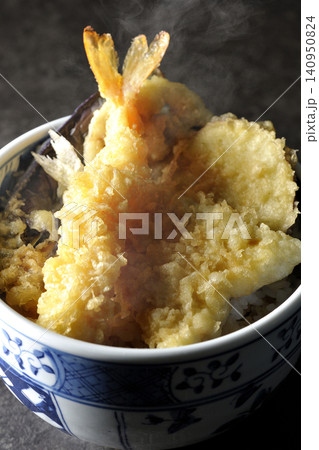 海老、キス、茄子、さつま芋が入っている熱々天丼 海老、キス、茄子、さつま芋が入っている熱々天丼 140950824