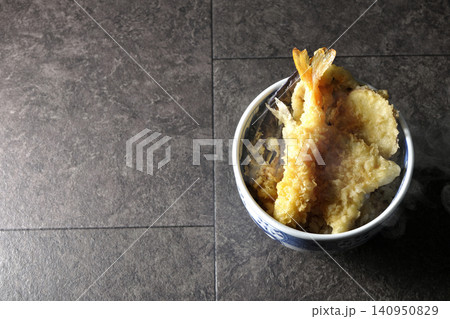 海老、キス、茄子、さつま芋が入っている熱々天丼 海老、キス、茄子、さつま芋が入っている熱々天丼 140950829