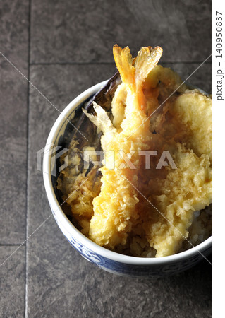 海老、キス、茄子、さつま芋が入っている熱々天丼 140950837