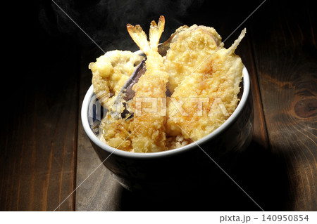 海老、キス、茄子、さつま芋が入っている熱々天丼 海老、キス、茄子、さつま芋が入っている熱々天丼 140950854