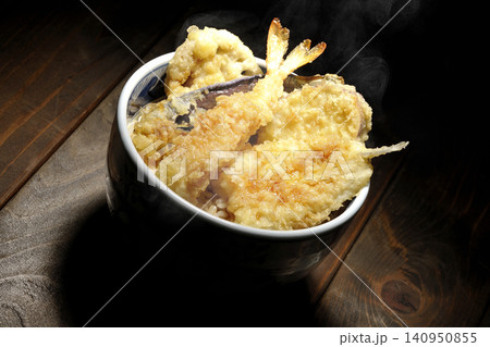 海老、キス、茄子、さつま芋が入っている熱々天丼 海老、キス、茄子、さつま芋が入っている熱々天丼 140950855