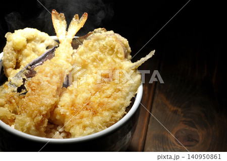 海老、キス、茄子、さつま芋が入っている熱々天丼 140950861