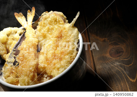 海老、キス、茄子、さつま芋が入っている熱々天丼 海老、キス、茄子、さつま芋が入っている熱々天丼 140950862
