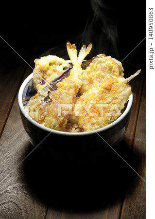 海老、キス、茄子、さつま芋が入っている熱々天丼 海老、キス、茄子、さつま芋が入っている熱々天丼 140950863