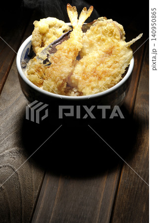 海老、キス、茄子、さつま芋が入っている熱々天丼 海老、キス、茄子、さつま芋が入っている熱々天丼 140950865