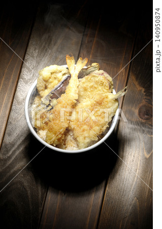 海老、キス、茄子、さつま芋が入っている熱々天丼 海老、キス、茄子、さつま芋が入っている熱々天丼 140950874